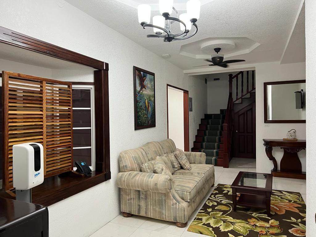 One South Place Hotel Kota Belize Bagian luar foto